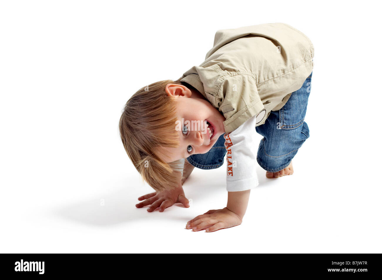 Lass uns spielen! Niedliche 3 Jahre alt verspielte junge isoliert auf weißem Hintergrund. Stockfoto