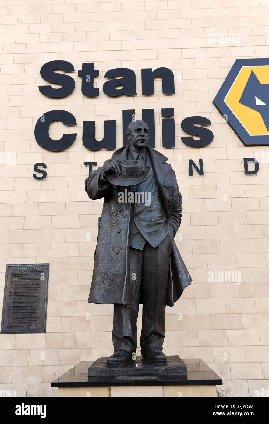 Statue von Stan Cullis außerhalb Wolverhampton Wanderers Football Club Molineux Stockfoto