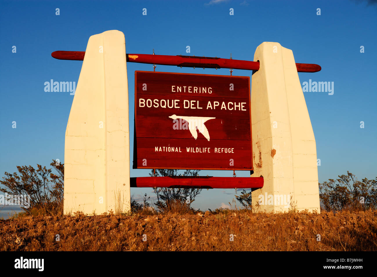 Ein Schild begrüßt die Besucher am Eingang des Bosque del Apache National Wildlife Refuge in New Mexico, USA. Stockfoto
