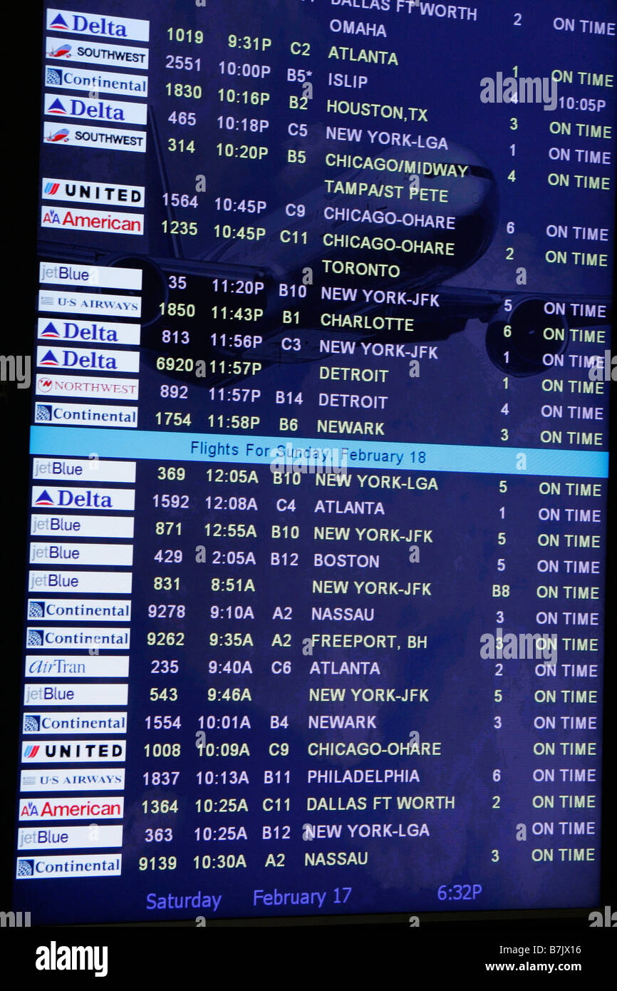 Flughafen Ankünfte Board elektronischen Bildschirm Monitor zeigt inländische Flüge von Fluggesellschaften alle ankommenden auf Zeit. Stockfoto