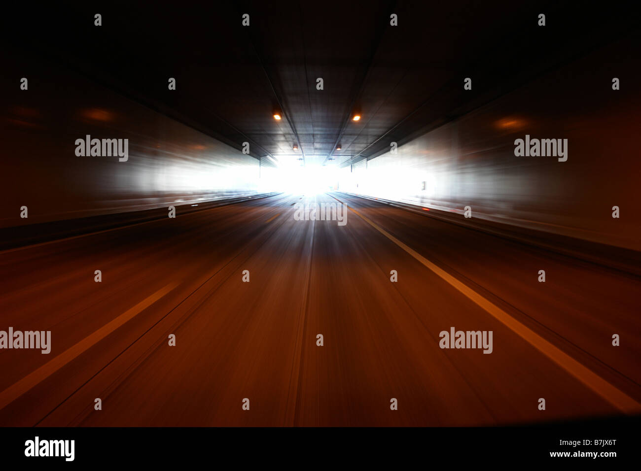 Auto fahren durch einen tunnel Stockfoto