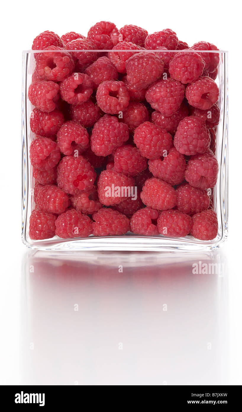 quadratische Vase mit Himbeeren Stockfoto