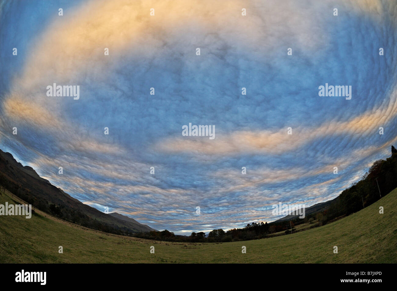 Ungewöhnliche oder seltsame Wolkenformationen in einer frühen Abendhimmel über Killin Perthshire Schottland Stockfoto