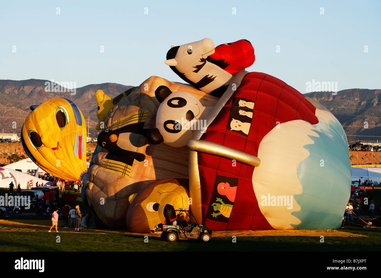 Riesige, skurrilen Heißluftballons werden während der 2008 Albuquerque International Balloon Fiesta in Balloon Fiesta Park aufgeblasen. Stockfoto