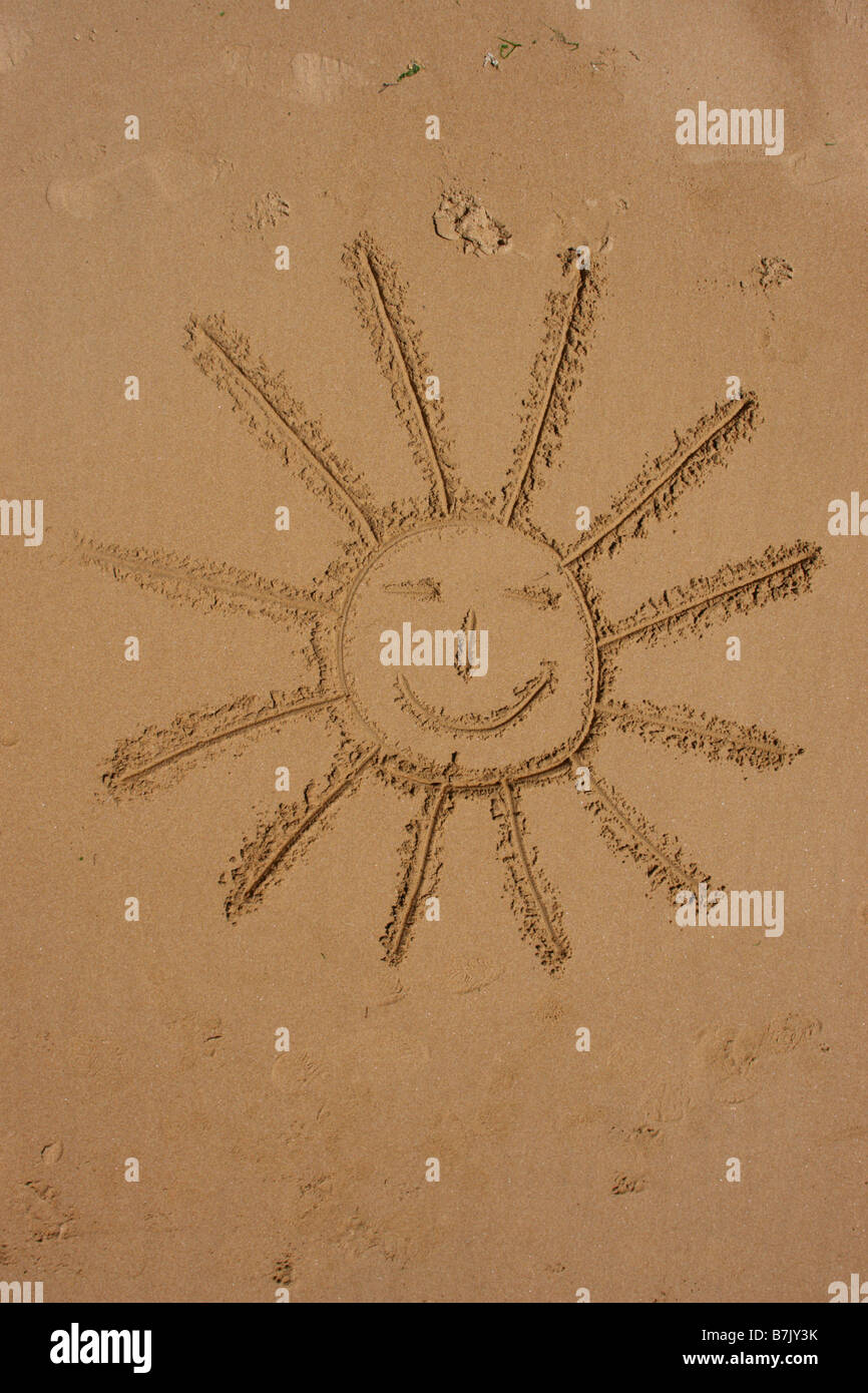 Sonnensymbol geschrieben am Strand Stockfoto