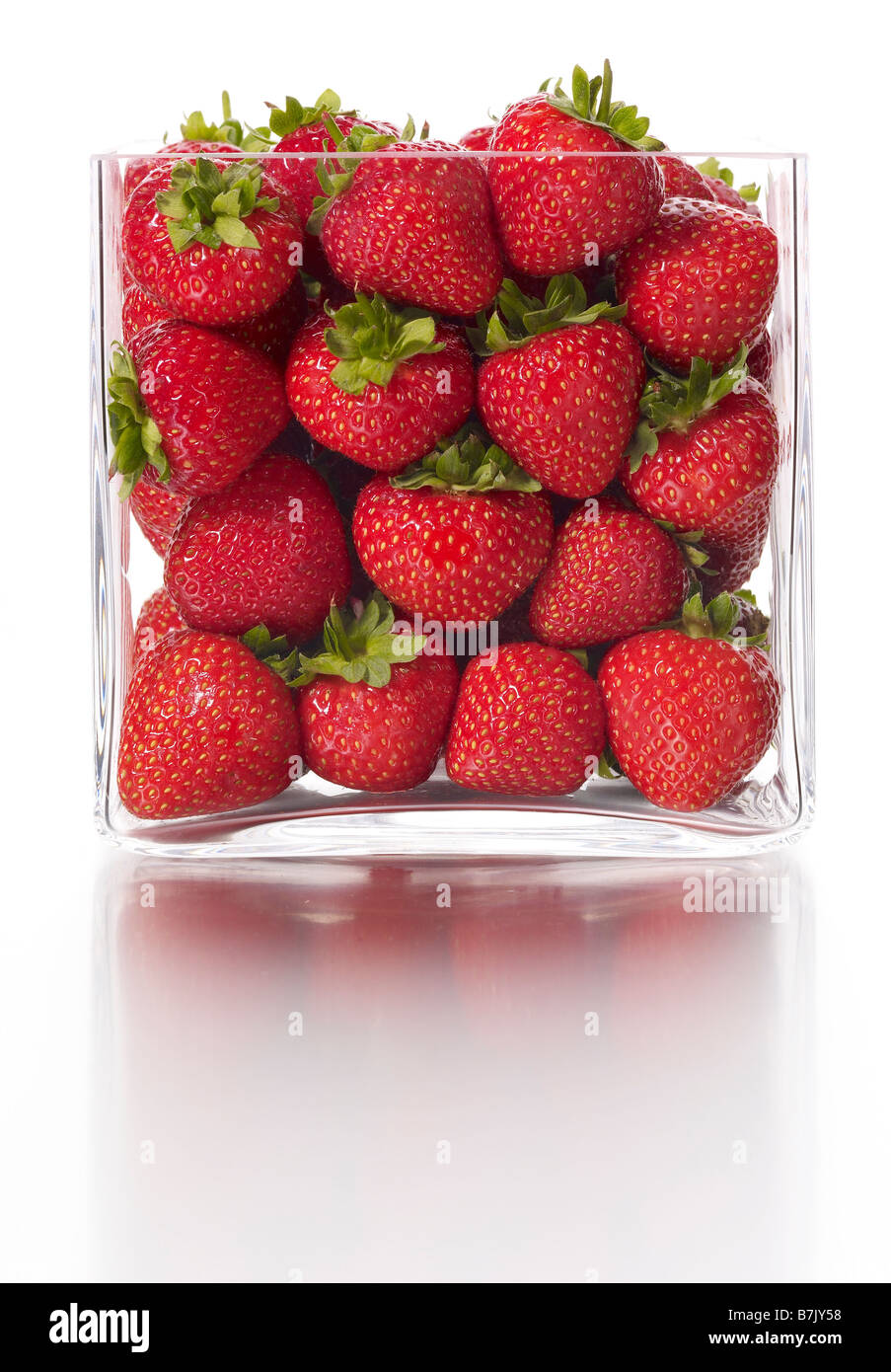 quadratische Vase mit Erdbeeren Stockfoto