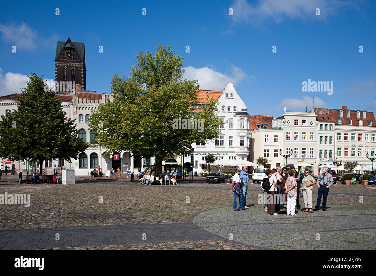 Reisegruppe in großen quadratischen Wismar Deutschland Stockfoto