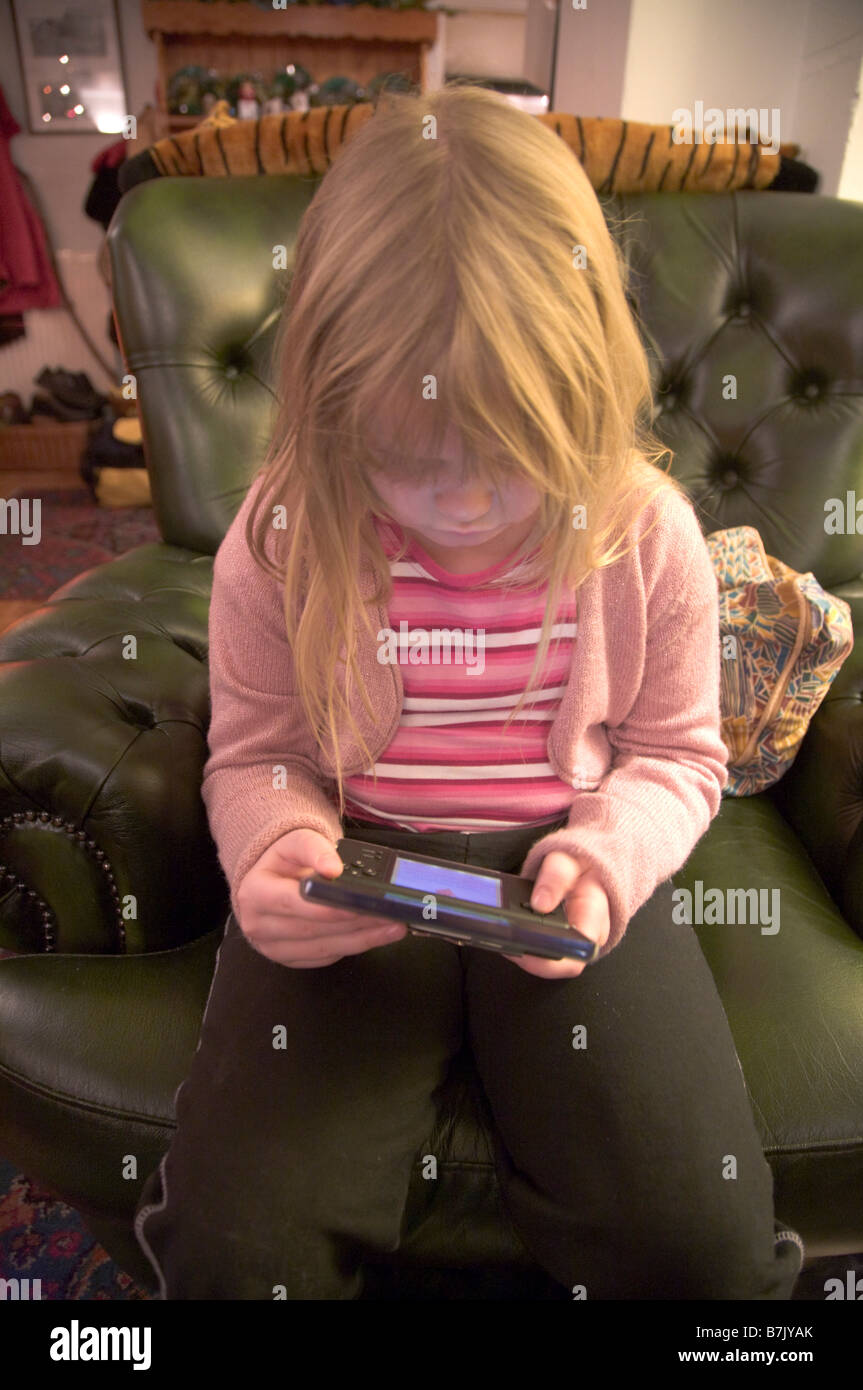 5 Jahre altes Mädchen spielen Nintendo ds Lite Konsole Stockfoto