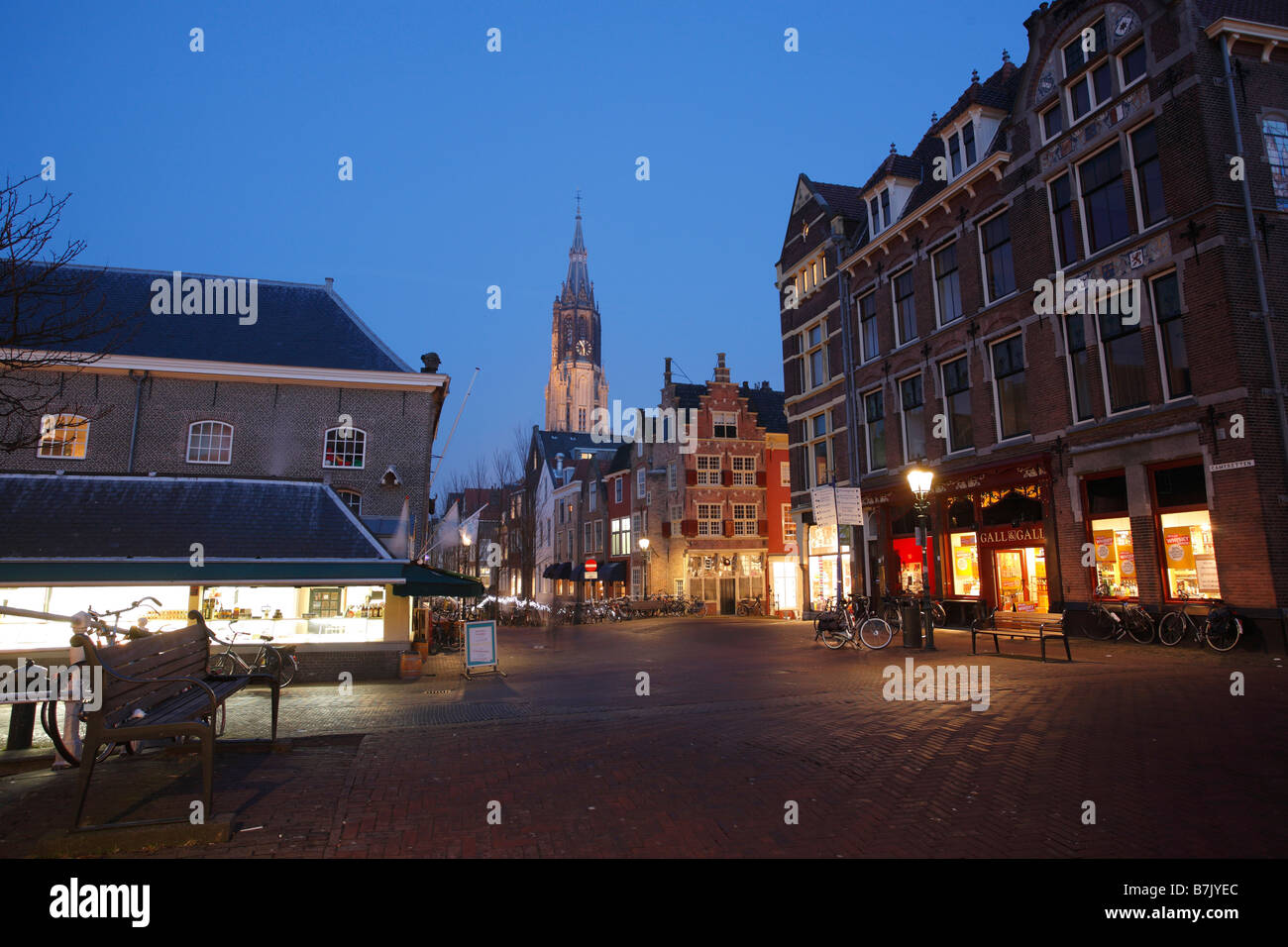 Delft in der Nacht, Niederlande Stockfoto