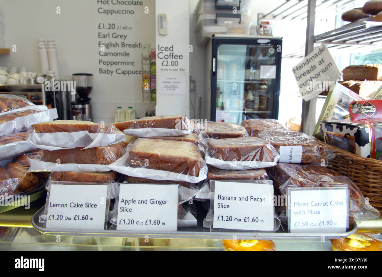 Ein Haufen von Kuchen in einer Bäckerei zu verkaufen. Stockfoto