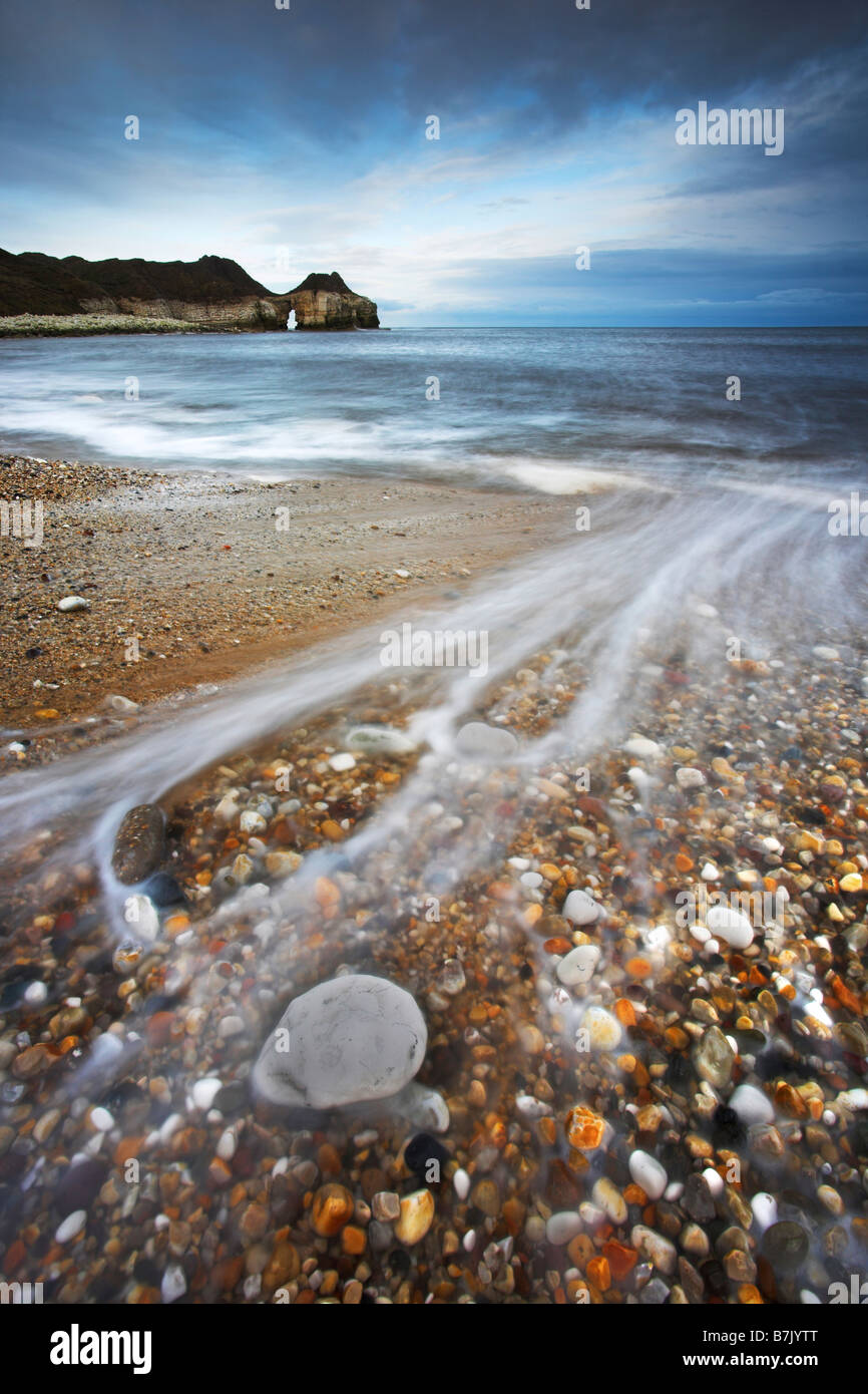 Ankommende Flut und The White Chalk Bogen vom Strand bei Thornwick Bay East Yorkshire UK Stockfoto