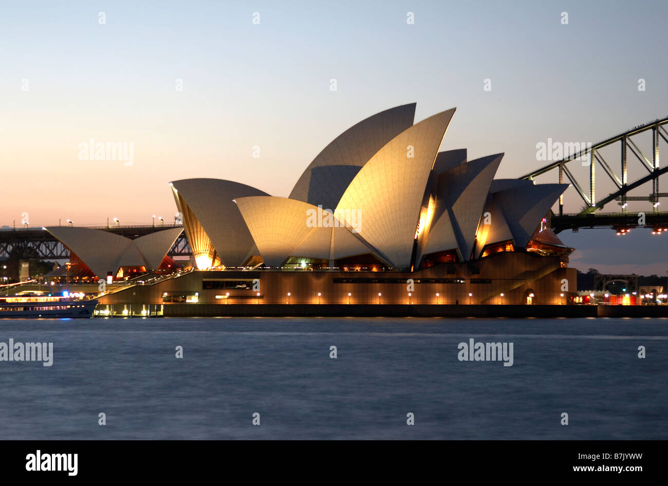 Das Sydney Opera House beleuchtet in der Nacht entnommen Frau Macquaries Point Stockfoto