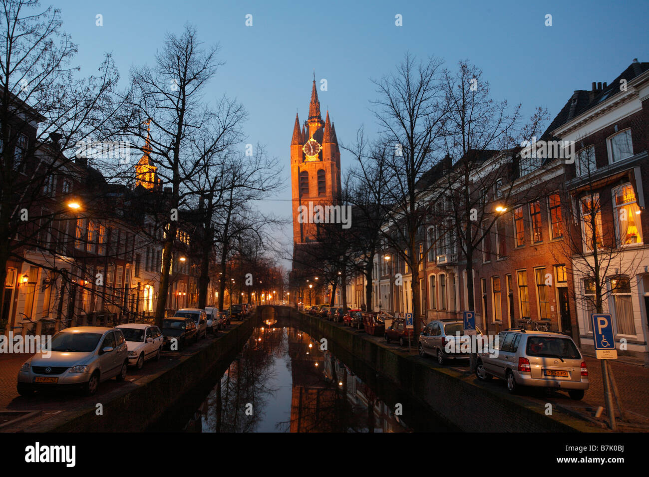 Oude Kerk (alte Kirche), Delft in der Nacht, Niederlande Stockfoto