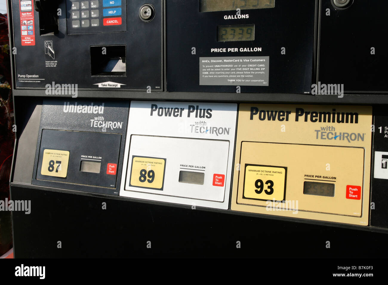 Nahaufnahme einer Tankstelle Pumpe zeigt Octane Bewertungen von bleifreiem Benzin für regelmäßige und premium Stockfoto