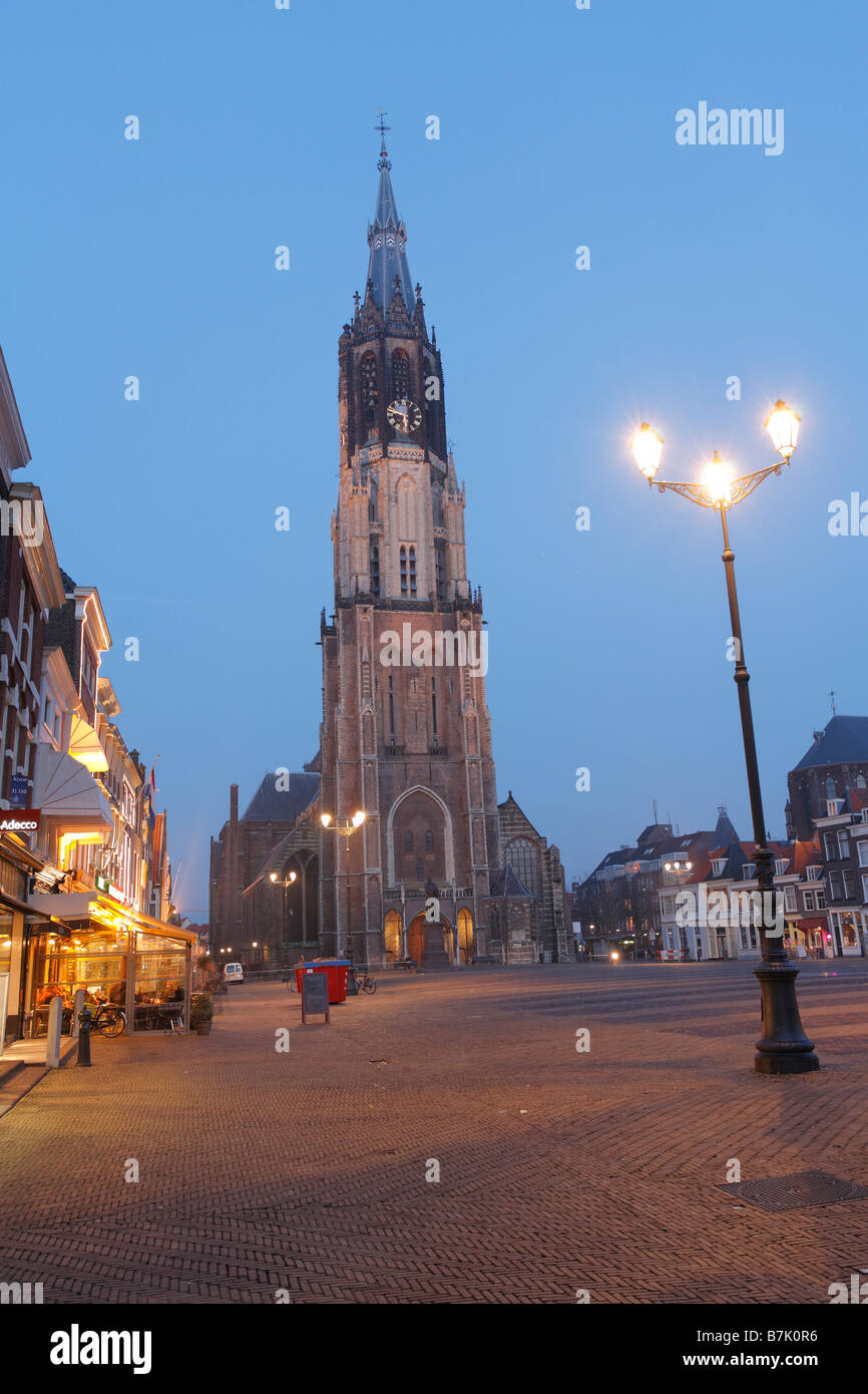 Hauptplatz und Nieuwe Kerk (neue Kirche), Delft in der Nacht, Niederlande Stockfoto