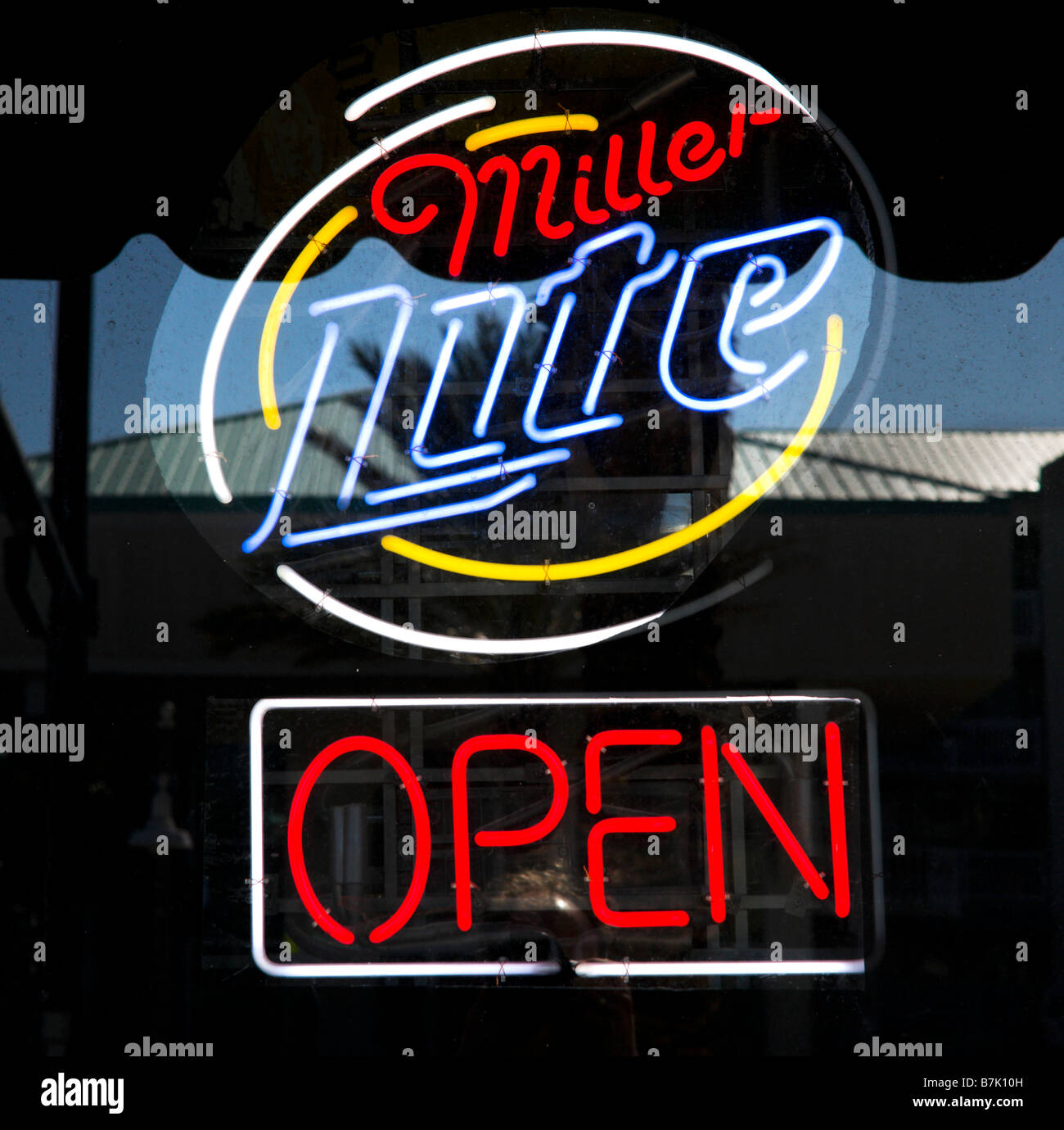 Schild "geöffnet" in das Fenster einer Bar in Daytona Beach, Florida, USA Stockfoto