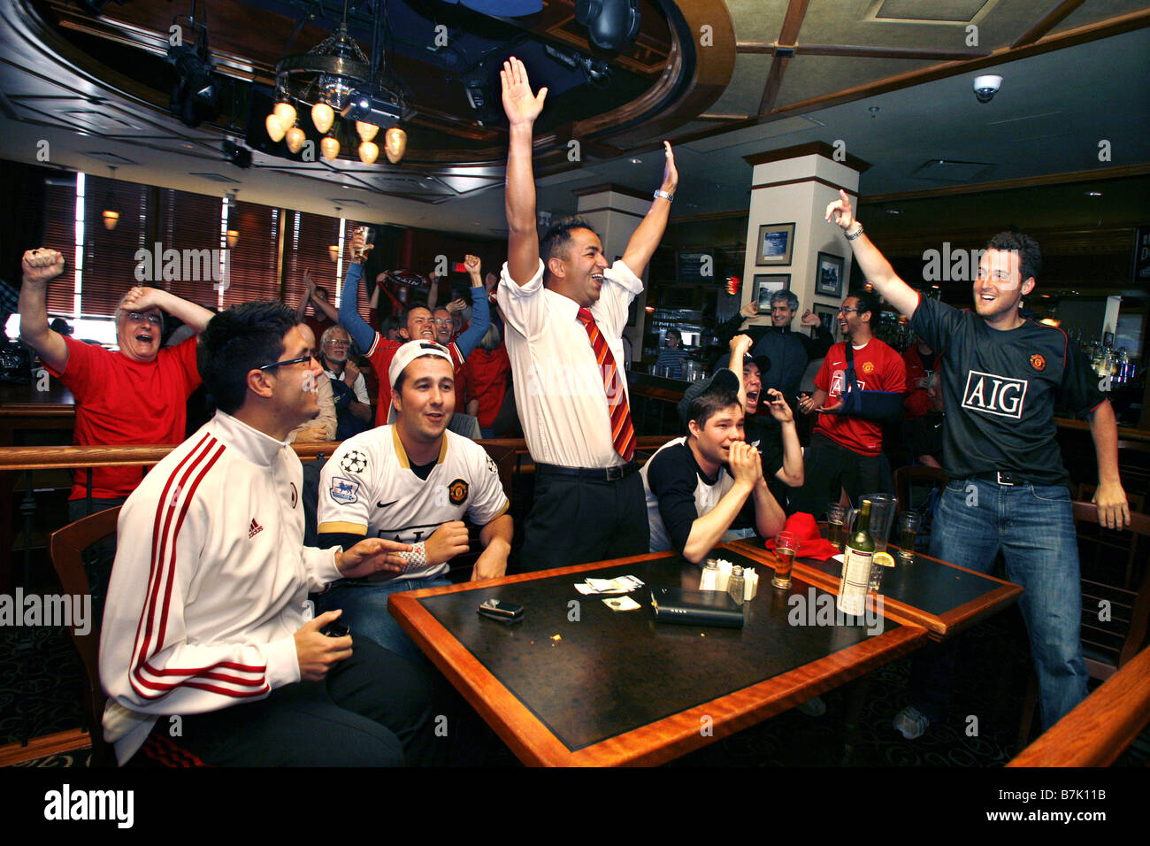 Manchester United Fans Jubler über et Mål Sticky Wicket Pub Victoria Vancouver Island Kanada 05 2008 Stockfoto
