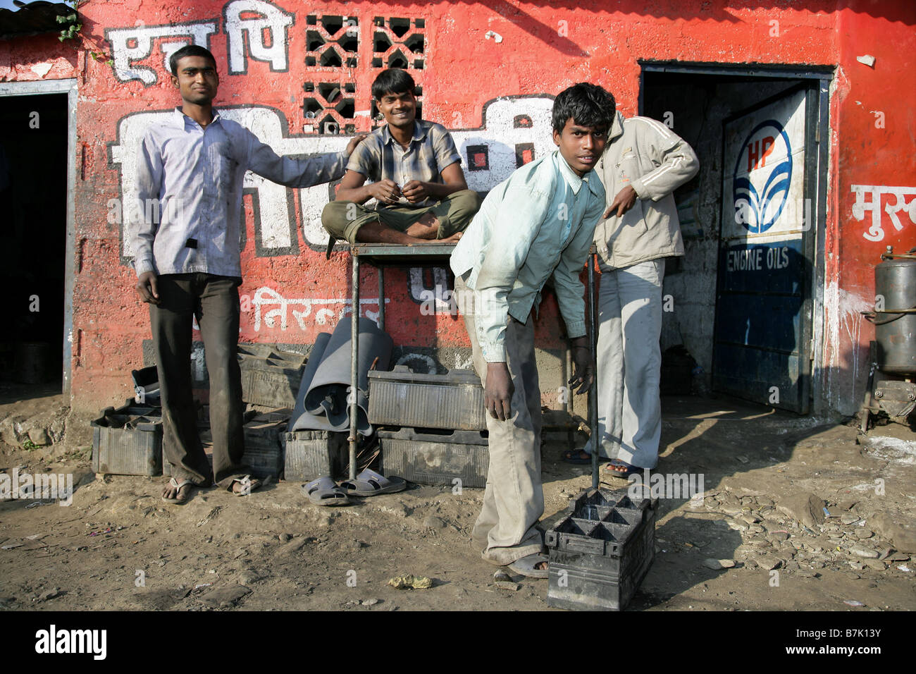 "Motor Mechanik stand draußen eine Nutzfahrzeug-Garage" Stockfoto