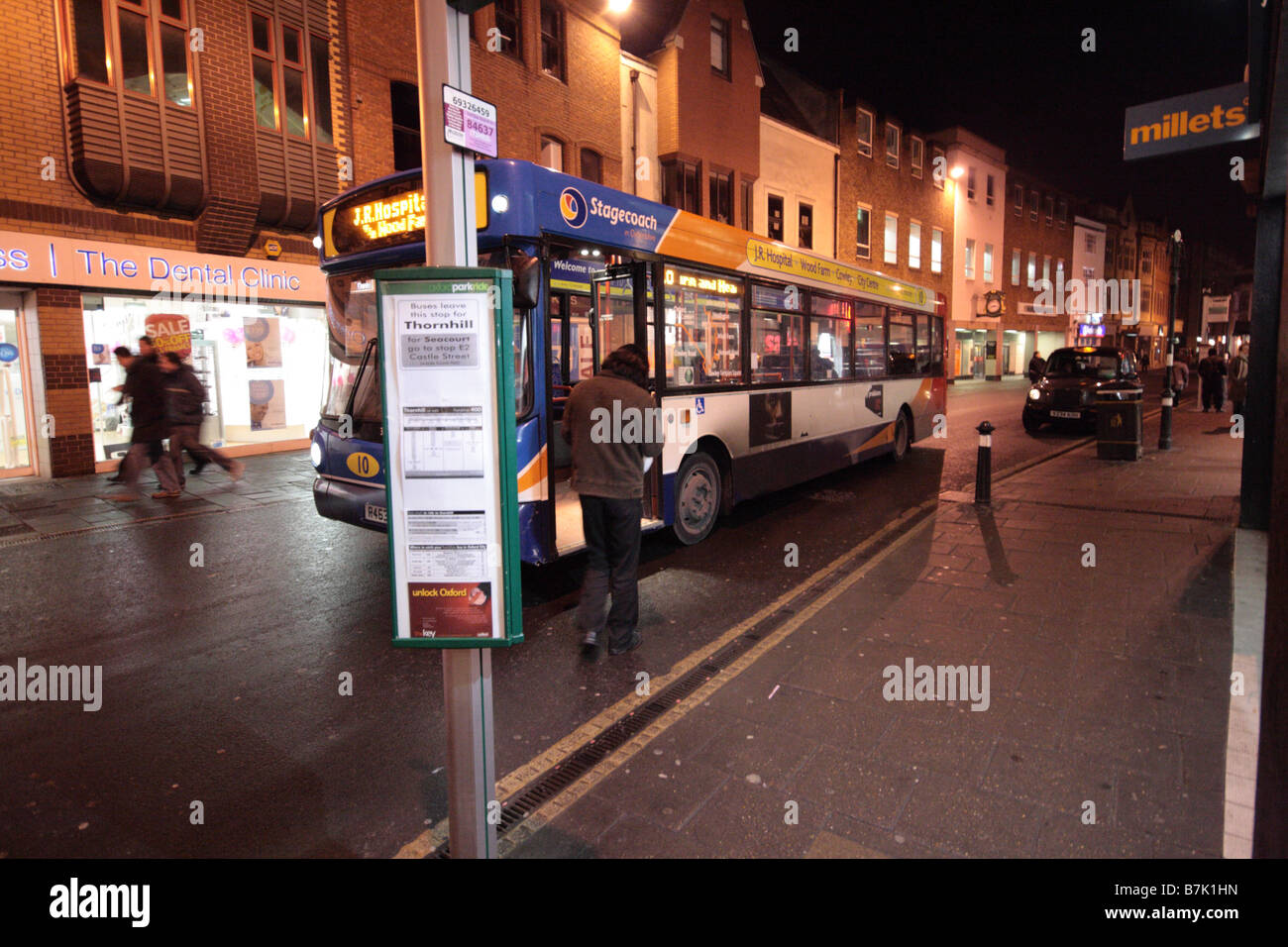 Person fangen Bus in der Nacht in Oxford Stockfoto Person fangen Bus in der Nacht in Oxford Stockfoto