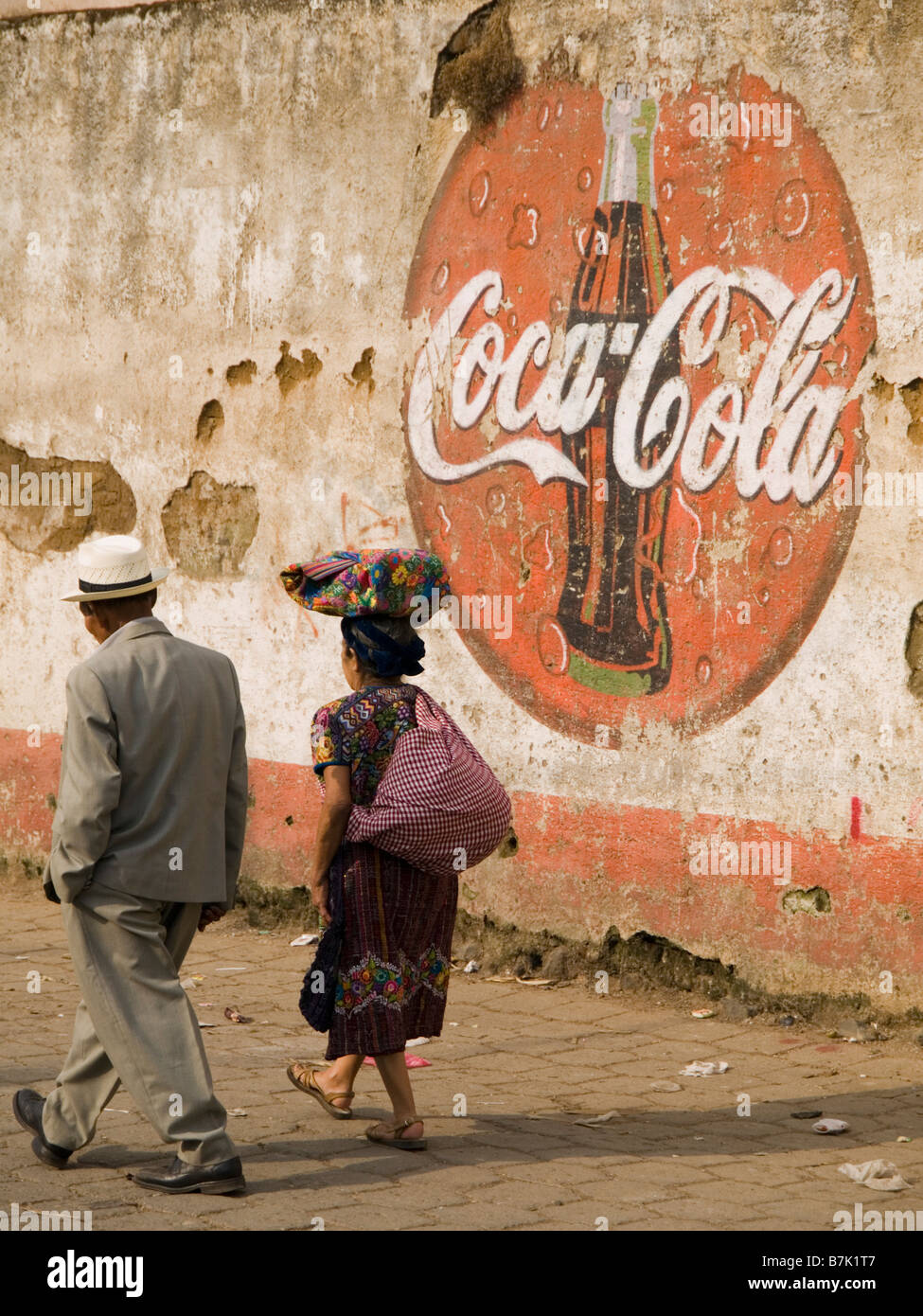 Dorfbewohner vorbei an Coca Cola-logo Stockfoto