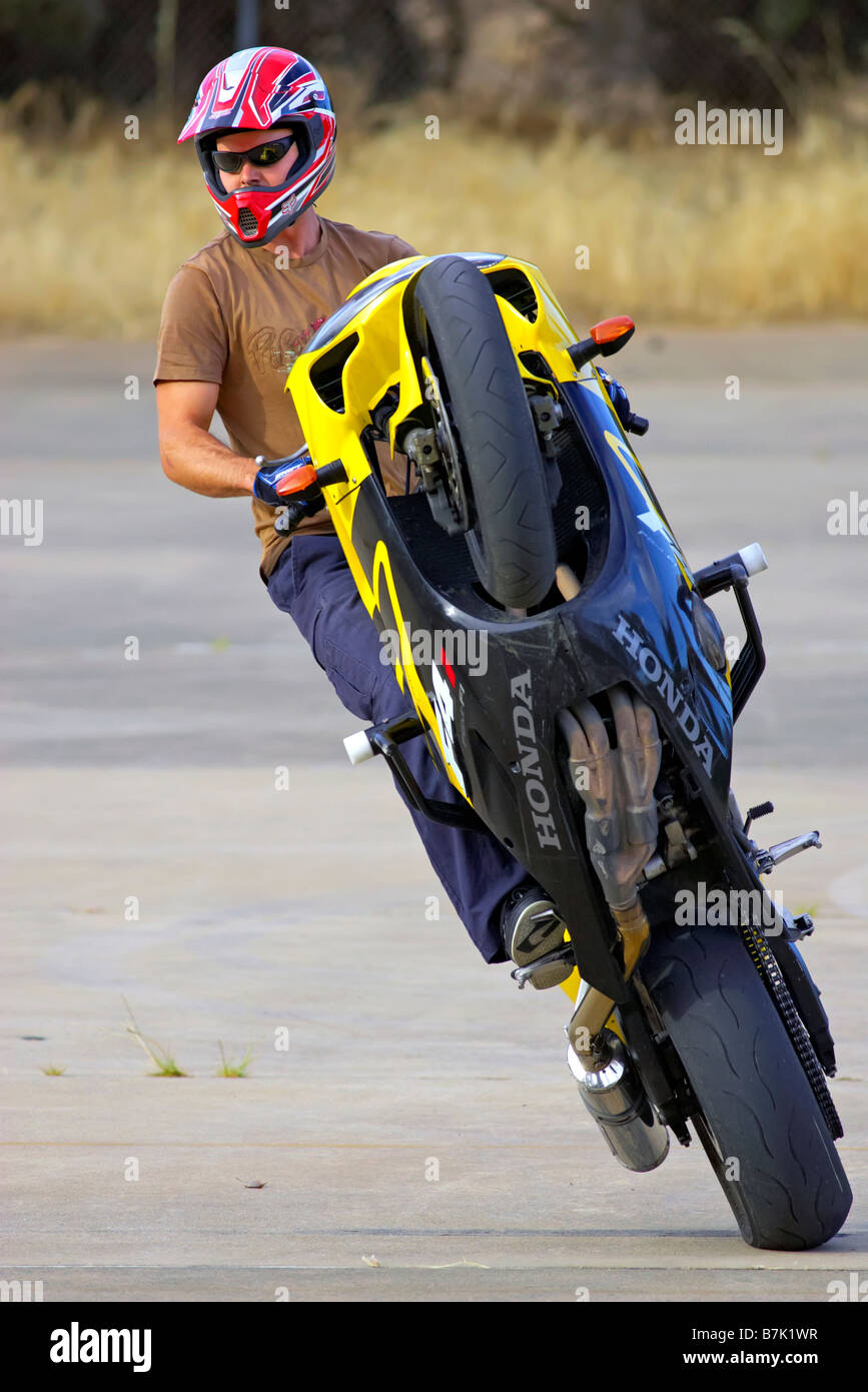 Stunt Pilot mono Wheelie Motorrad Aktion Zyklus aufrecht Tricks stunts Stockfoto
