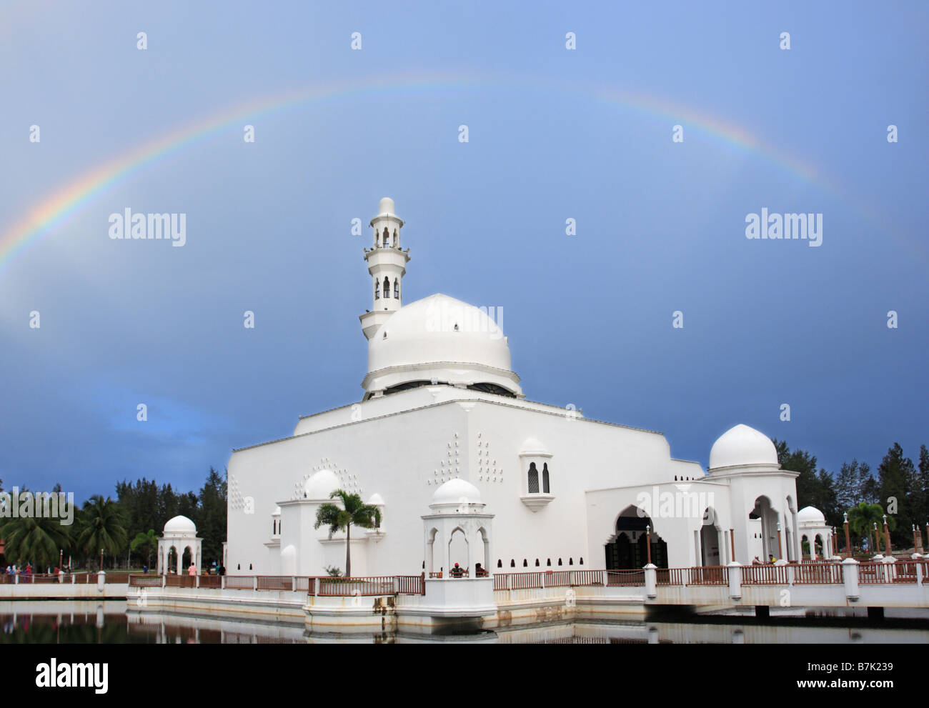 Regenbogen über Tengku Tengah Zaharah Moschee, im Volksmund auch bekannt als die schwimmende Moschee in Kuala Terengganu, Malaysia Stockfoto