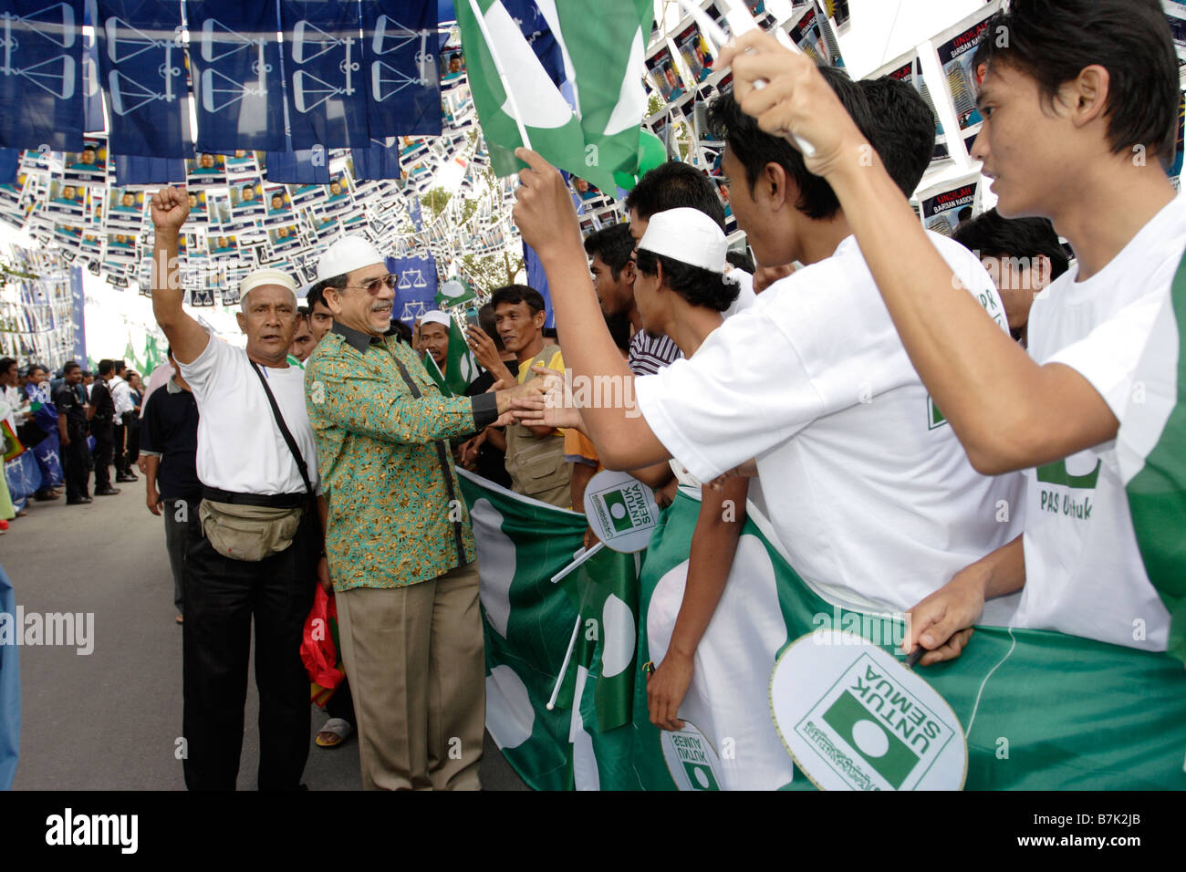 Datuk Mutallib der Oppositionspartei PAS, Gruß Fans bei einer Nachwahl Parlimentary in Kuala Terengganu, Malaysia Stockfoto