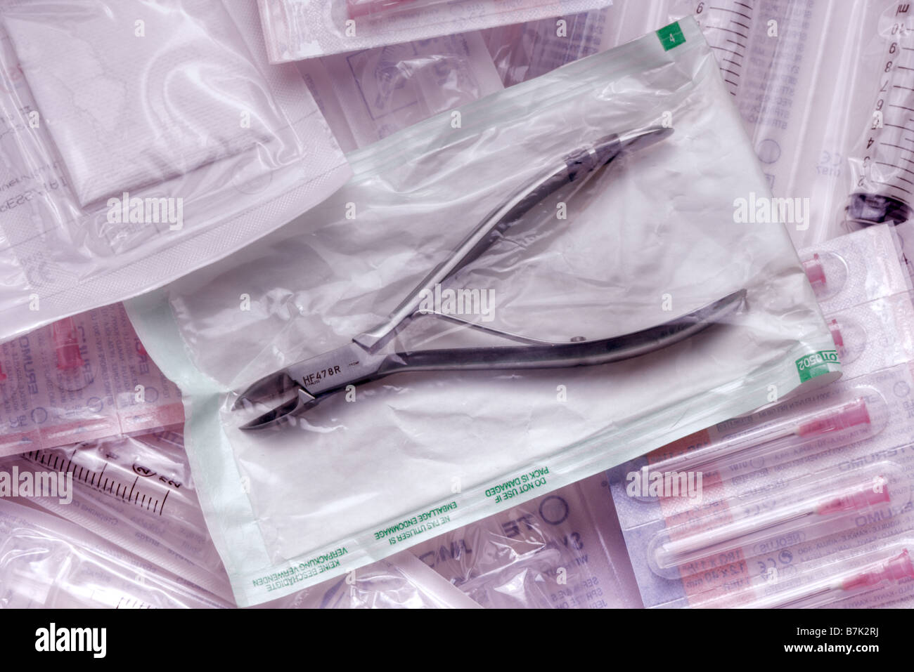 Chirurgische Diagonale Zangen in steriler Verpackung Stockfoto