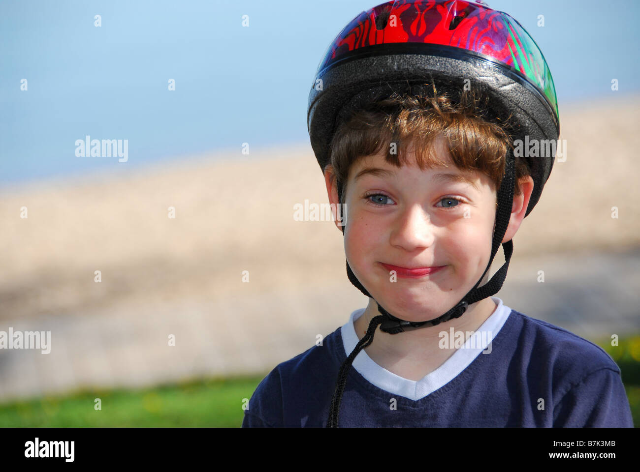 Porträt eines niedlichen kleinen Jungen im Fahrradhelm Grimassen Stockfoto