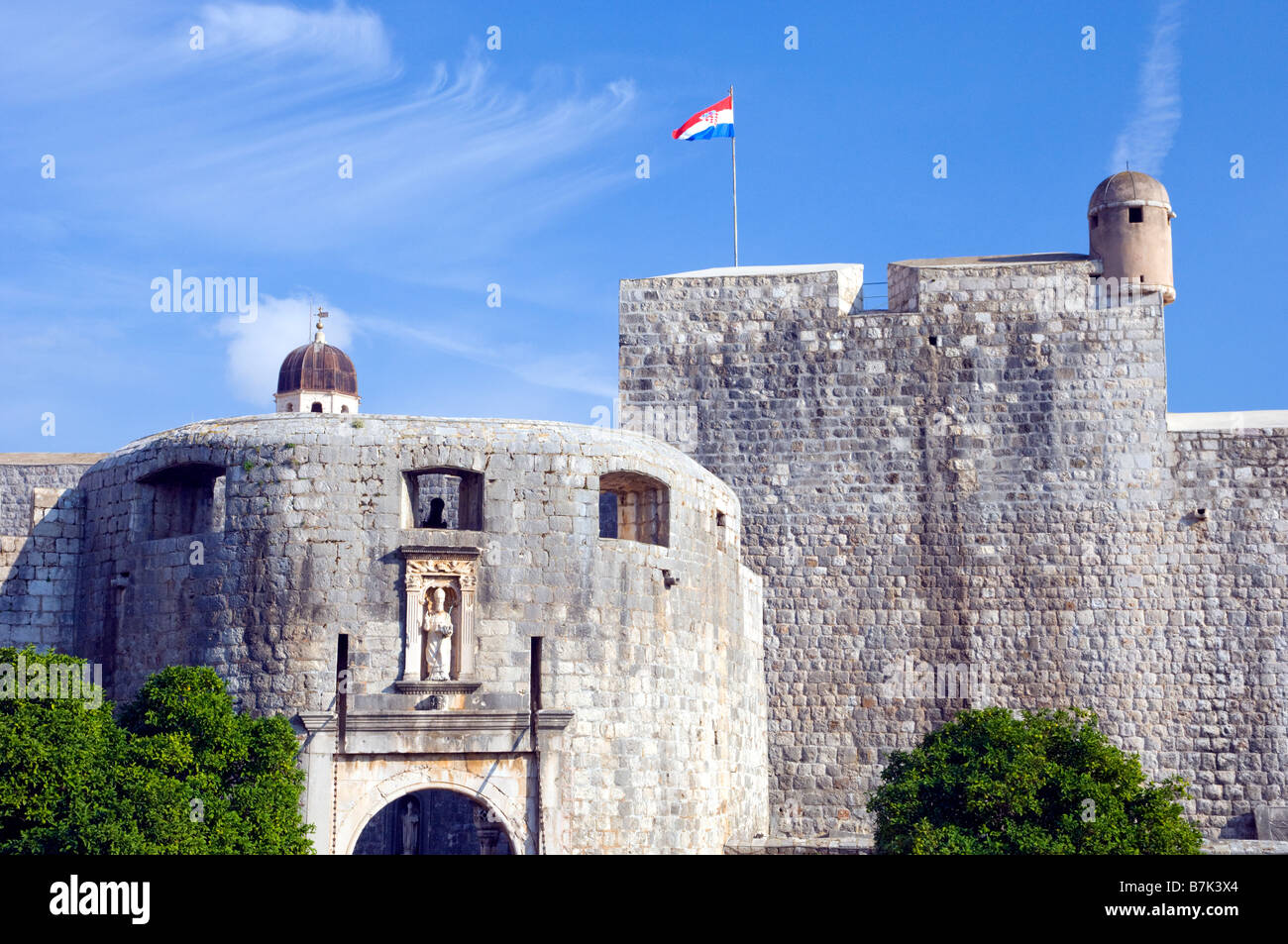 Befestigungen und das Tor zur Altstadt von Dubrovnik-Kroatien Stockfoto