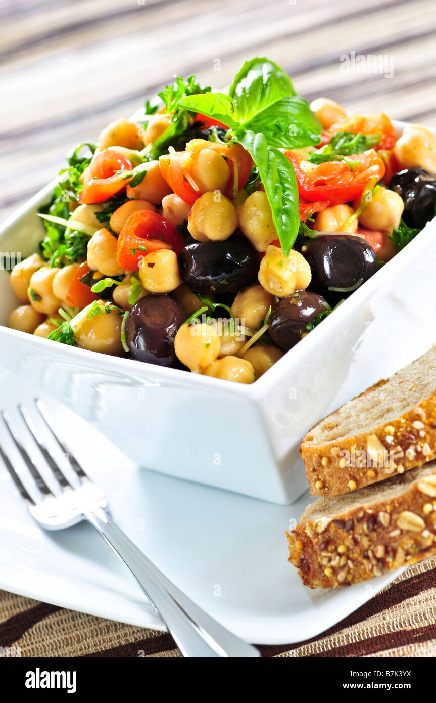 Vegetarische Mahlzeit aus Kichererbsen oder Garbanzo Bohnen Salat Stockfoto