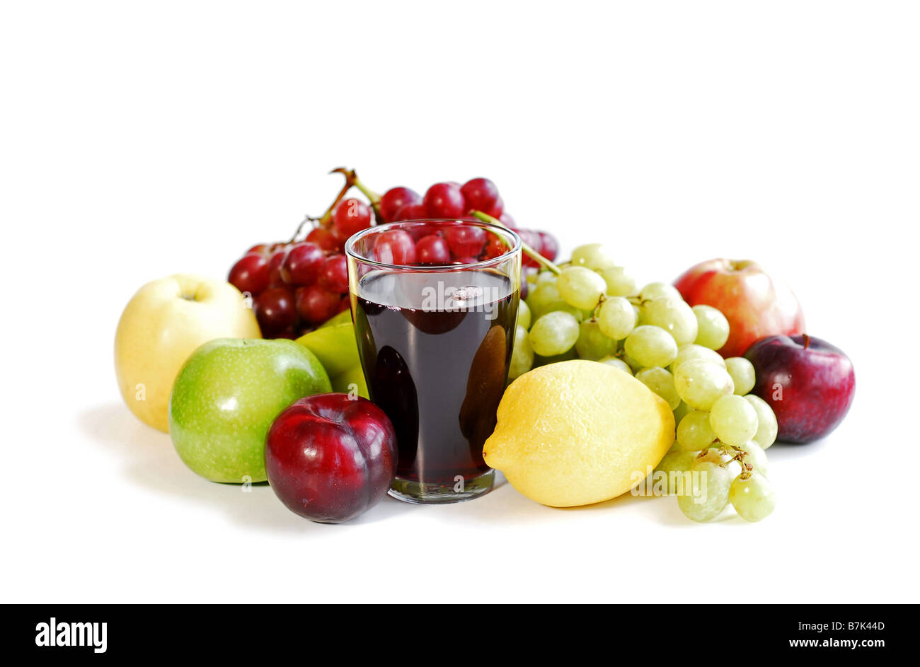 Verschiedene Früchte und ein Glas Fruchtsaft auf weißem Hintergrund Stockfoto