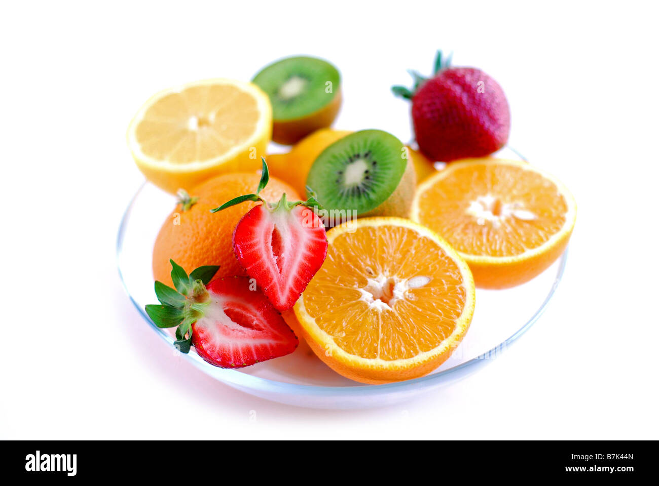 Früchte in einer Schüssel auf weißem Hintergrund Stockfoto