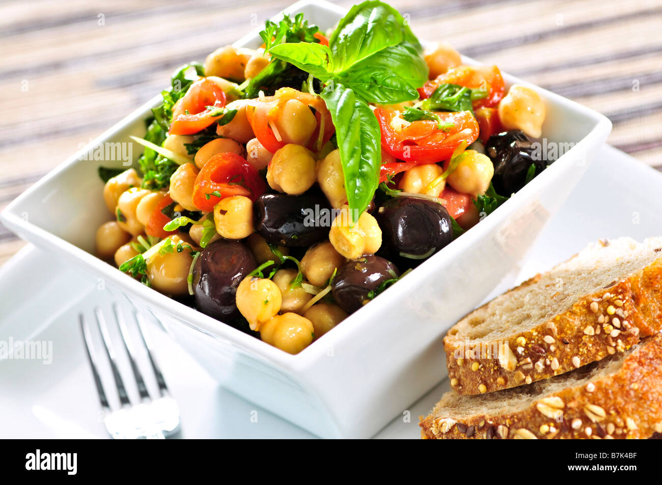 Vegetarische Mahlzeit aus Kichererbsen oder Garbanzo Bohnen Salat Stockfoto