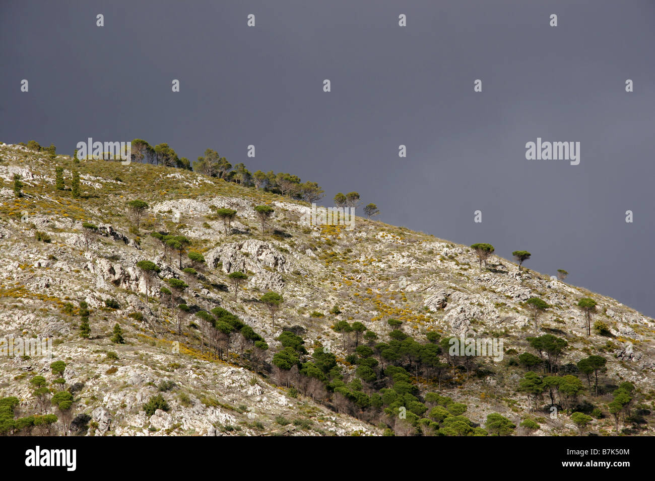 Grauen Himmel über den Hügeln rund um Mijas Andalucia Spanien Stockfoto