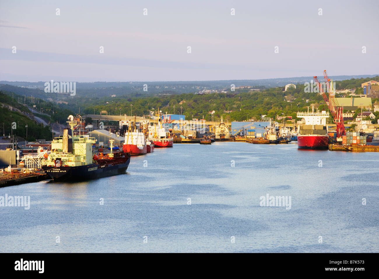 Blick auf Schiff und Hafen bei Sonnenaufgang, St. John's, Neufundland, Kanada Stockfoto