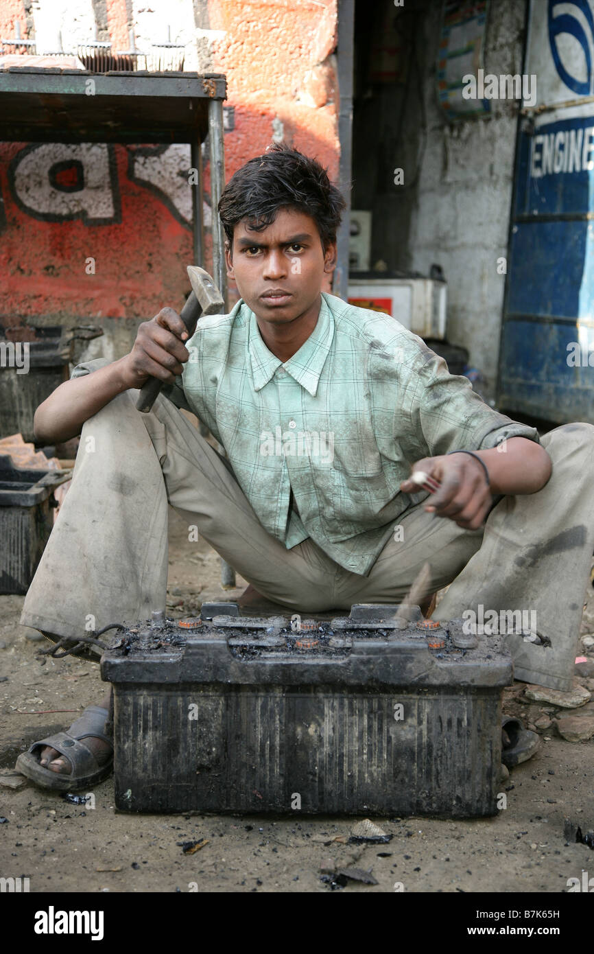 "Funke fünfzehn Jahre alt Lehrling stripping eine Nutzfahrzeug-Batterie" Stockfoto