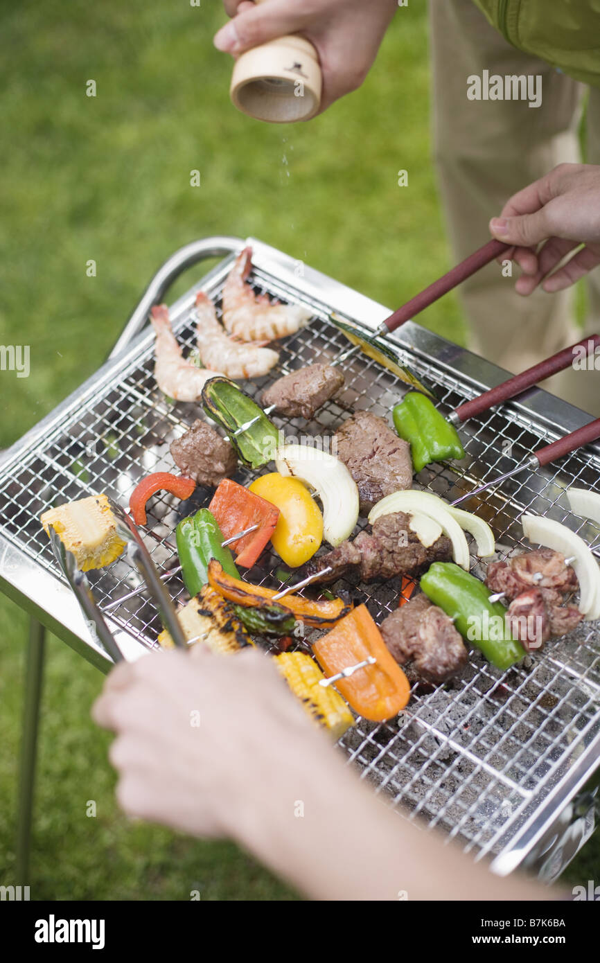 Spieße auf Grill Stockfoto