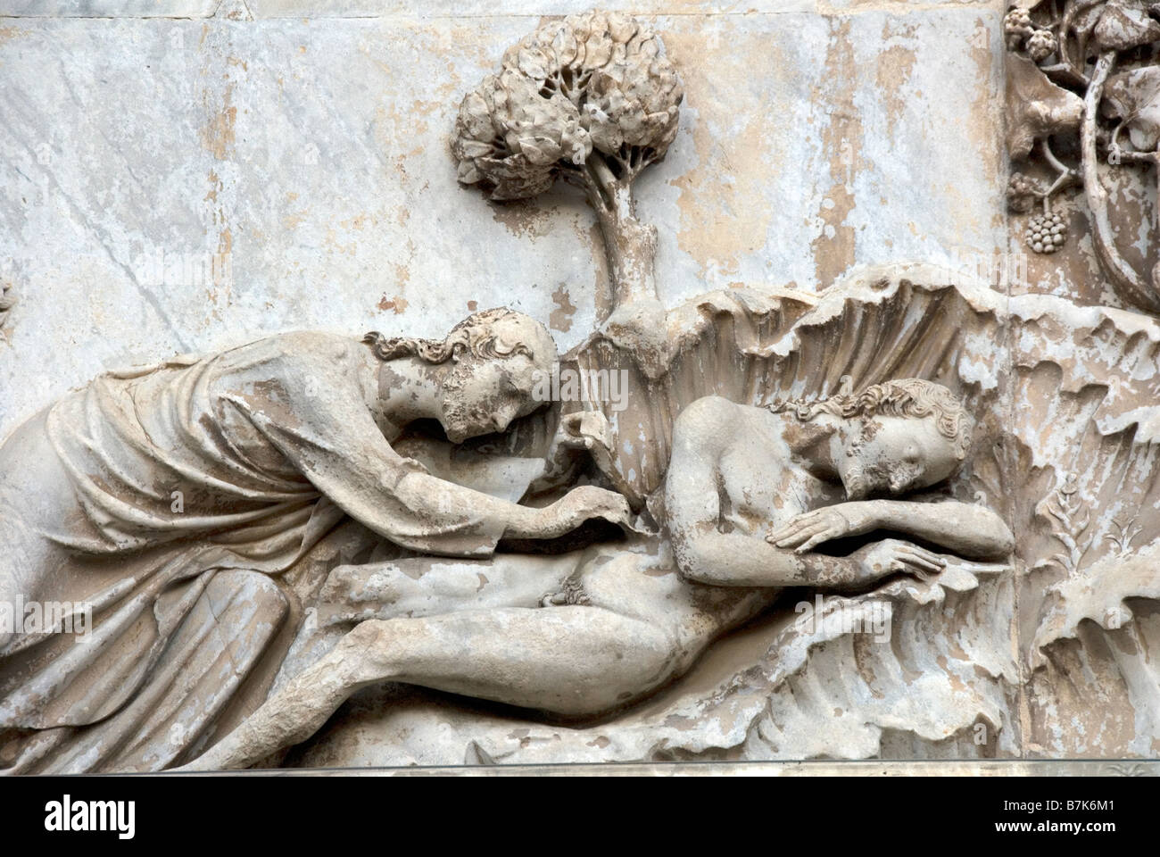 Detail des Buches Genesis zeigt die Schaffung von Eve auf der Fassade der Kathedrale Orvieto in Umbrien Stockfoto
