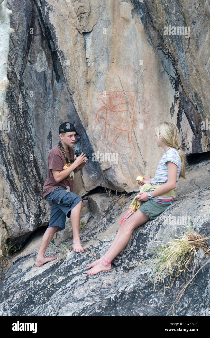 Touristen am Bushman Paintings Savuti Stockfoto