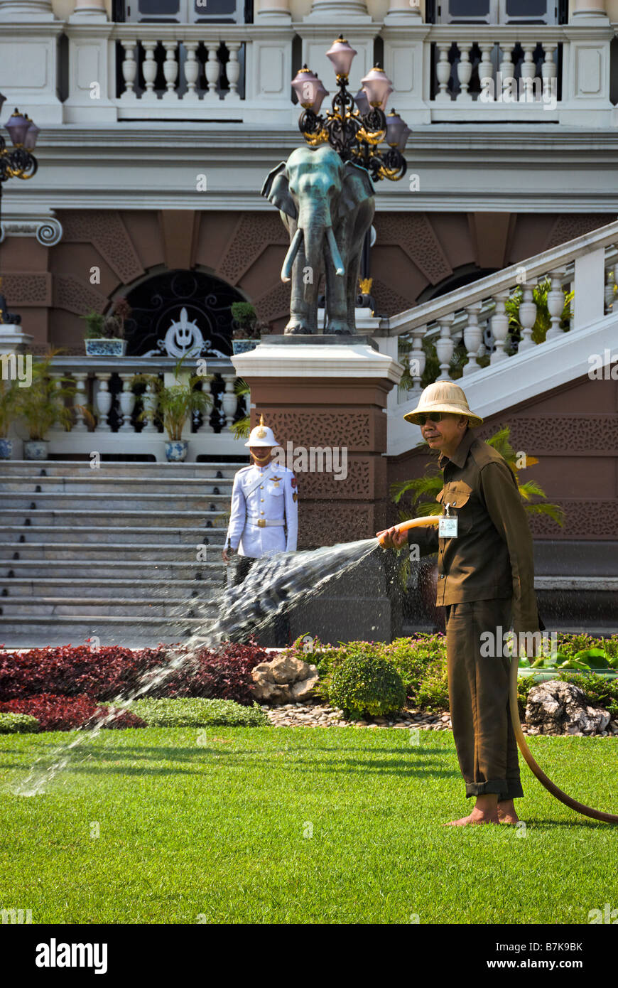 Wässern den Rasen des Grand Palace in Bangkok Zentralthailand Mann Stockfoto
