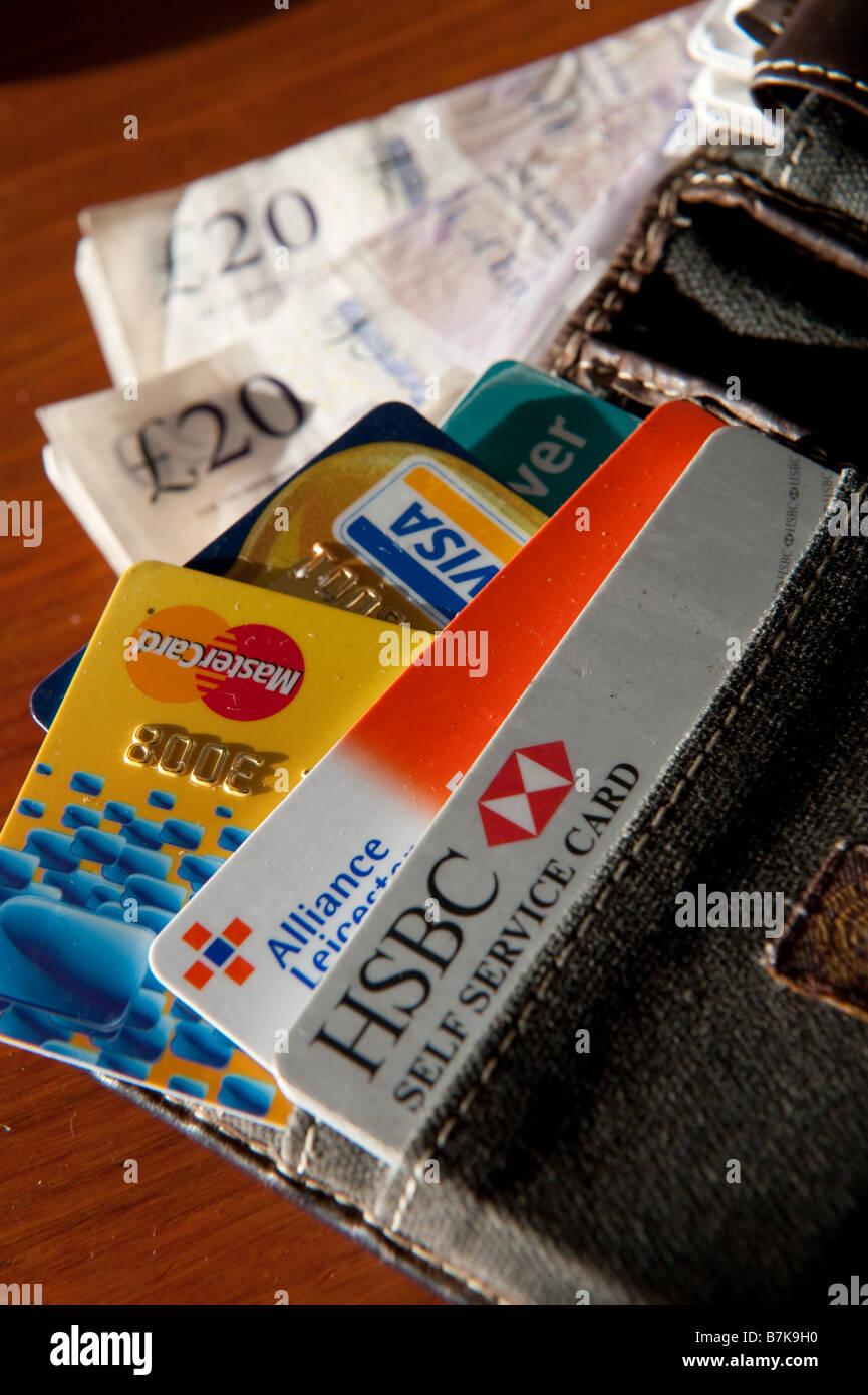 Ein Mann s Geldbörse mit Kreditkarten und Bargeld UK Stockfoto