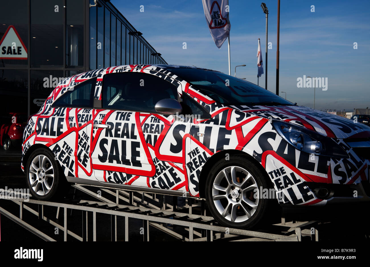 Arnold Clark Auto Händler Fahrzeug Werbung ihr Slogan "The Real Sale", Edinburgh, Scotland, UK, Europa Stockfoto