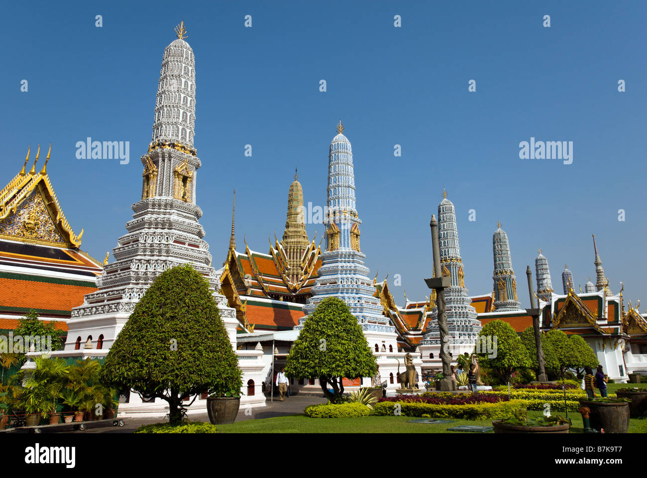 Gärten rund um das historische buddhistische Tempelgelände des Wat Phra Kaew und dem Grand Palace in Bangkok Zentralthailand Stockfoto