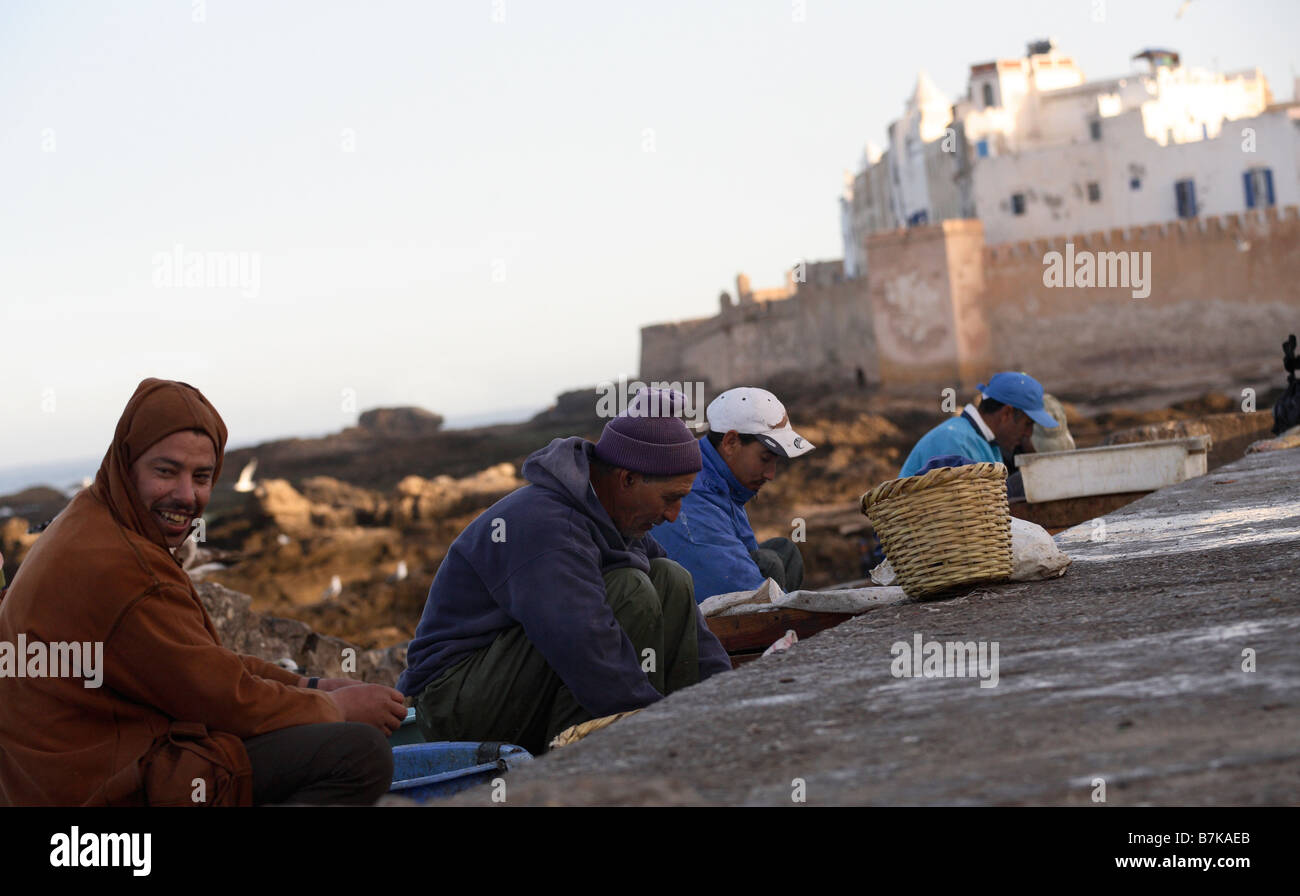 Lokale Fischer sortieren Fisch auf der Hafenpromenade in Essaouira Marokko Stockfoto