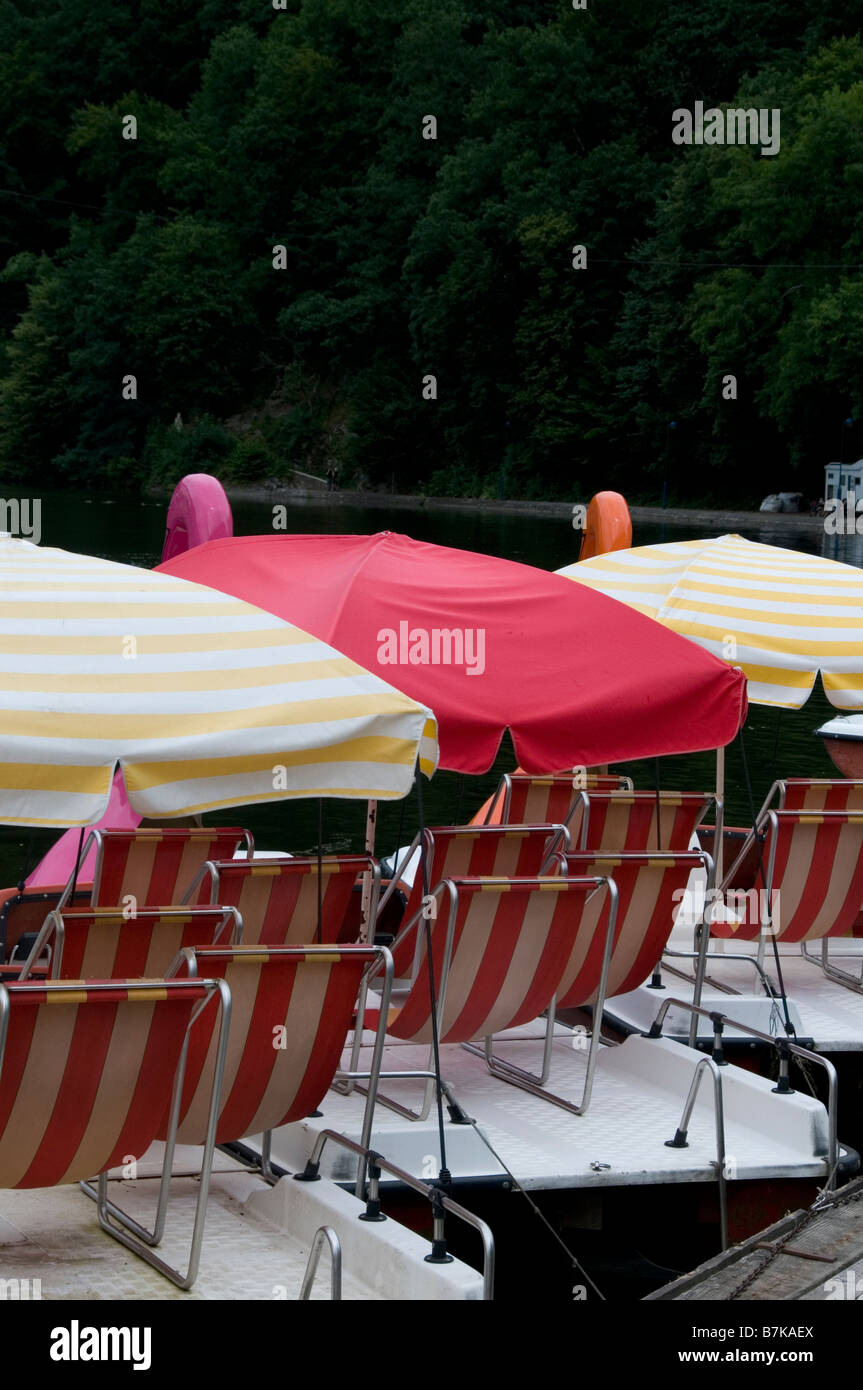 Tretboote auf dem Fluss Semois Bouillon Belgisch Luxemburg-Belgien Stockfoto