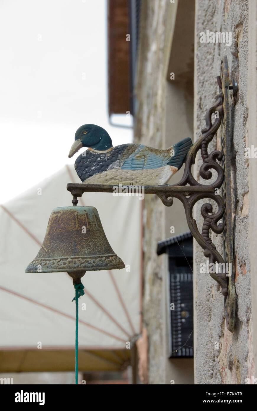 lackiertem Messing Türglocke in Form einer Ente Stockfoto