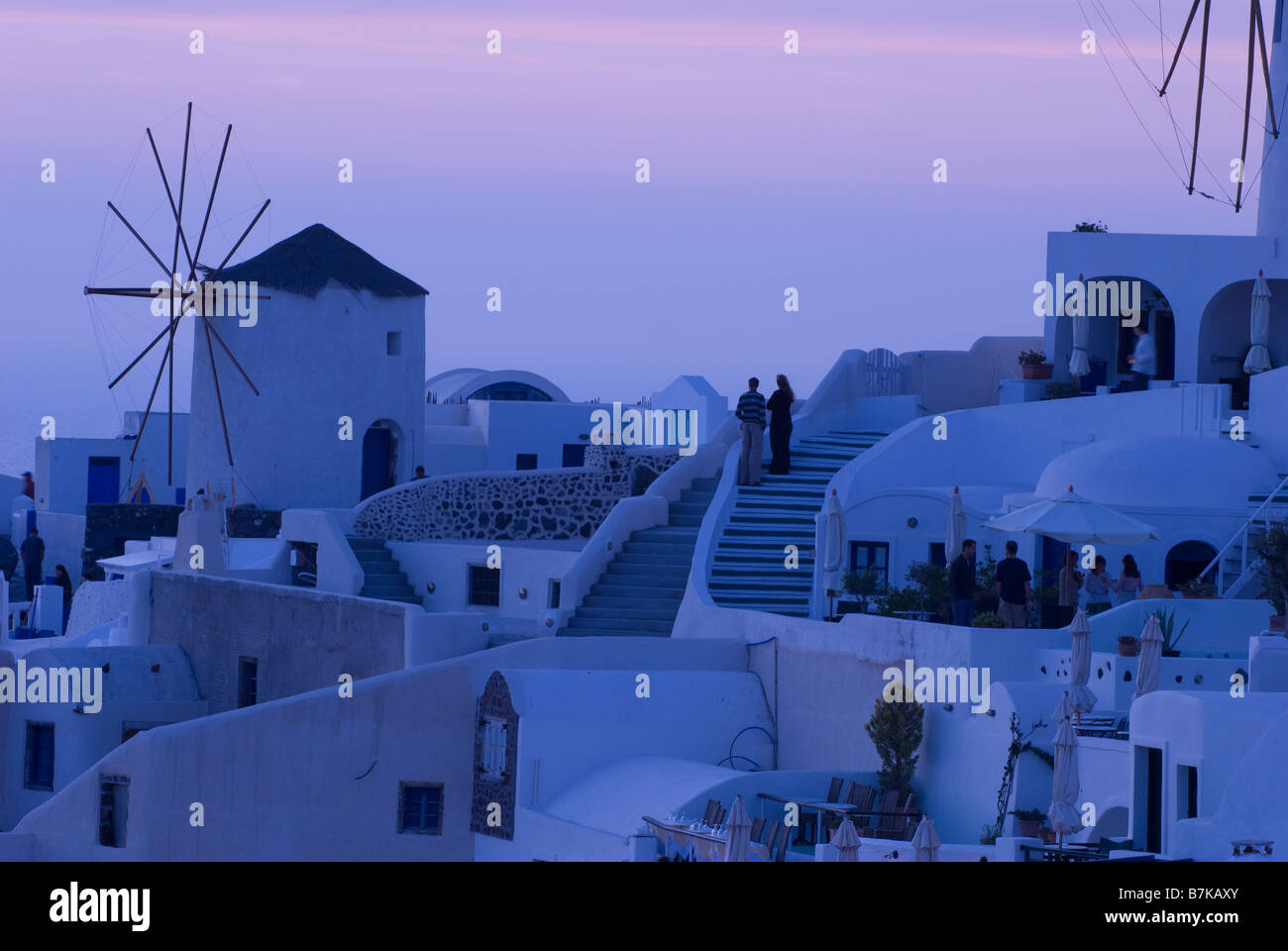 Griechenland, Santorini, Oia. Beliebten sunset Point mit Blick auf die Windmühlen von Oia. Stockfoto