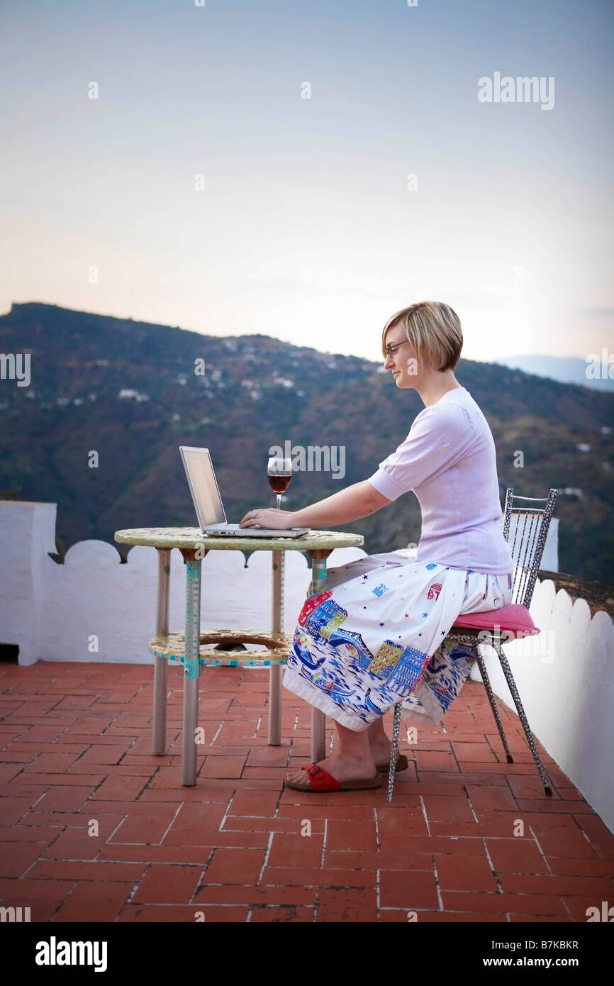 Frau an einem Notebook arbeitet Stockfoto