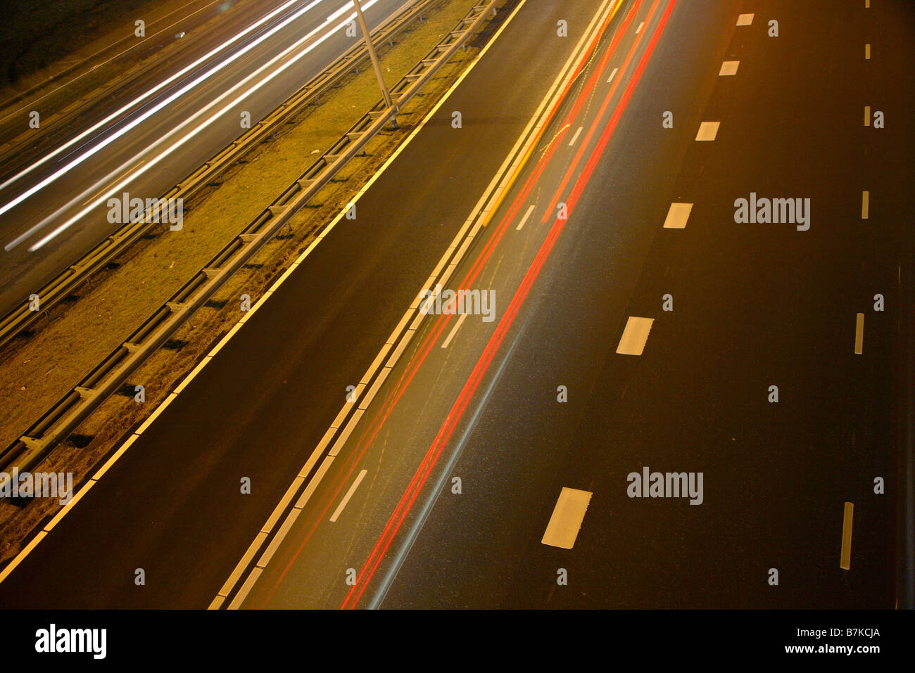 Straße-Autobahn-Straße in der Nacht mit Autoscheinwerfer Stockfoto